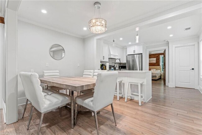 Building Photo - 1129 Graymont Dr SW