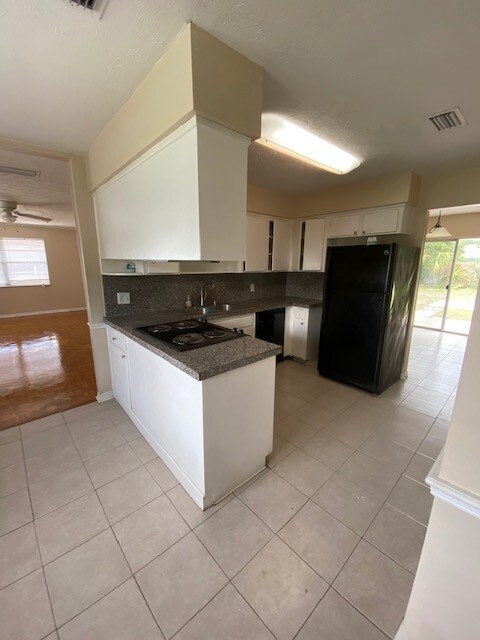 Building Photo - 517 Cody Dr