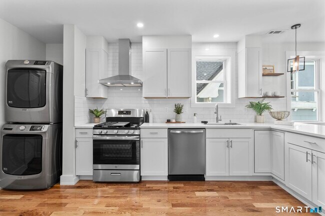 Building Photo - 54 Plaza Ave