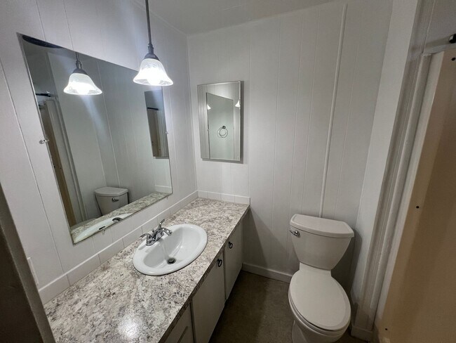 Building Photo - Quiet 2 bedroom home