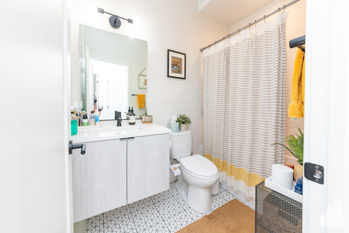 Building Photo - 1334 W Bryn Mawr Ave