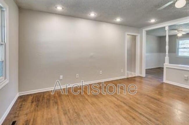 Building Photo - 724 General Senter Dr