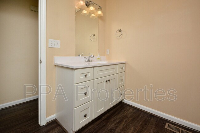 Building Photo - 2408 Francis St