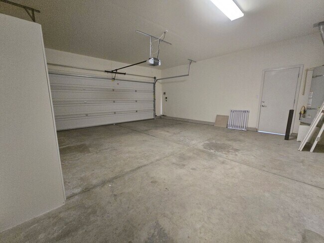 Building Photo - 339 Applegate Dr