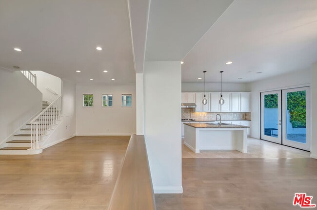 Building Photo - 24819 Cll Cedro