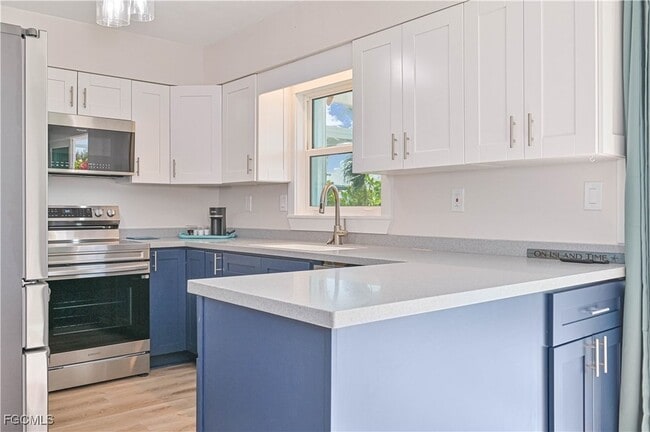 Building Photo - 2868 Sanibel Blvd