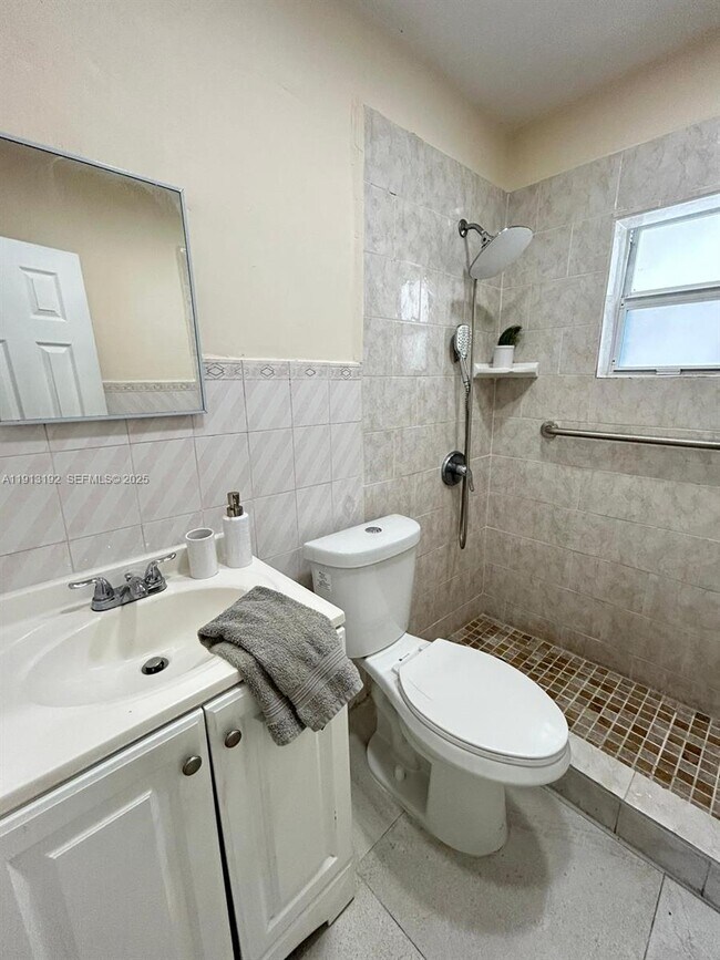 Building Photo - 610 E 8th Ave