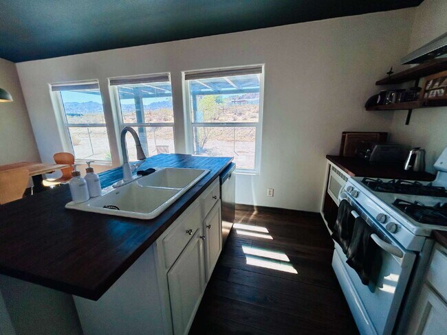 Building Photo - Updated 3 bd, 2 ba on 1.98 Acres with Hot Tub!