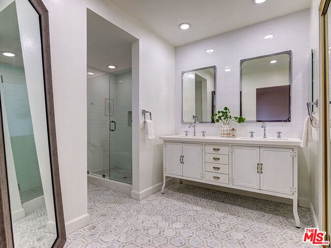 Building Photo - 4776 La Villa Marina