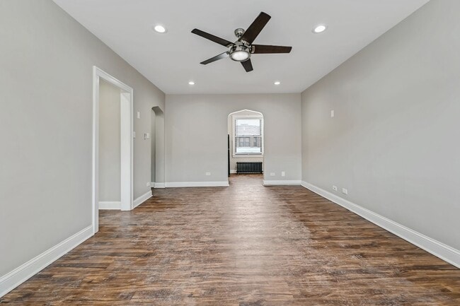 Building Photo - Spacious Studio in Beverly