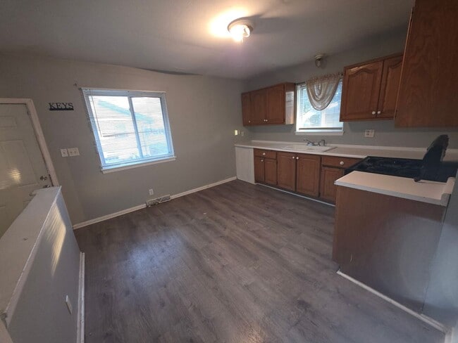 Building Photo - Large 4 Bedroom Single House with finished...