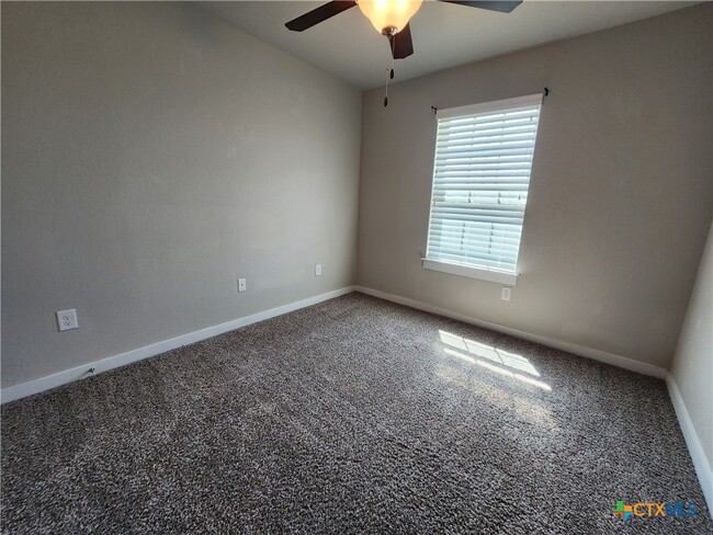 Building Photo - 565 Creekside Frst