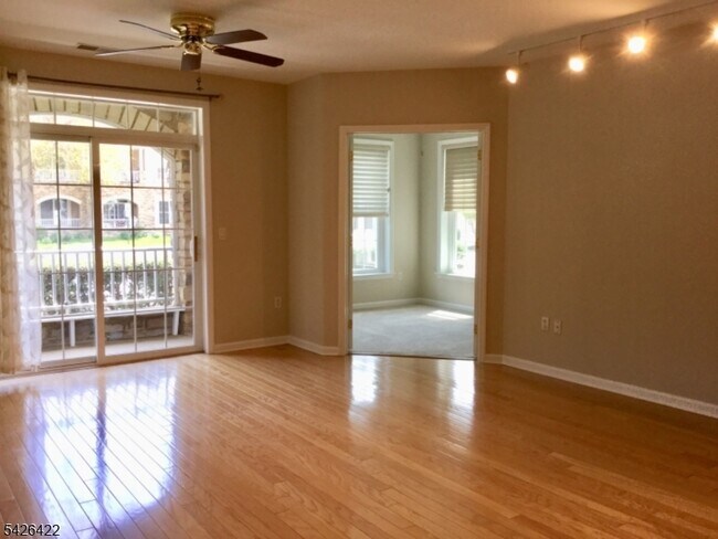 Building Photo - 2112 Clinton Ln