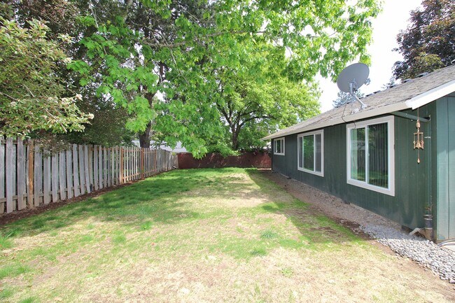 Building Photo - Freshly Remodeled Sprawling 3 Bed, 2 Bath ...