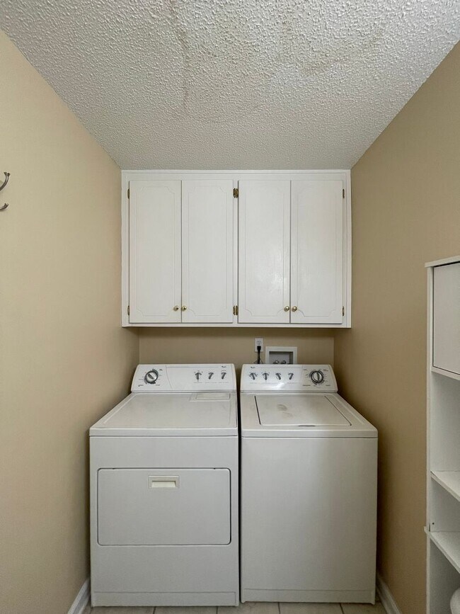 Building Photo - 135 S Spring View Dr