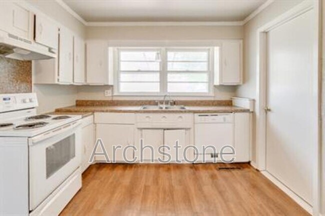 Building Photo - 724 General Senter Dr