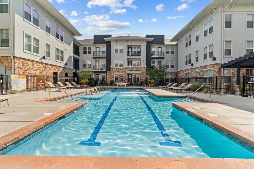 Building Photo - Centro