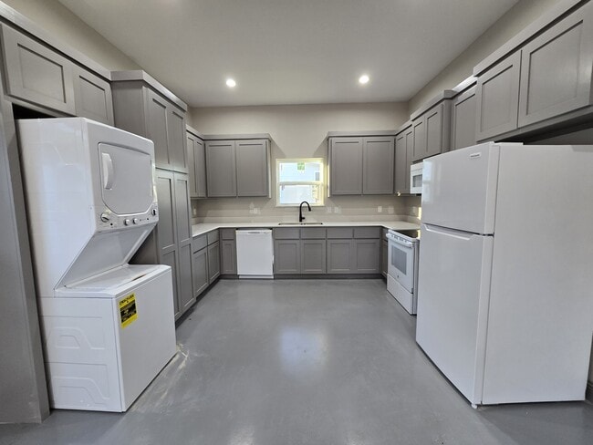 Building Photo - 2101 Lions Ln