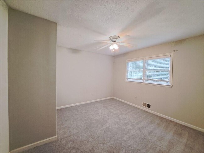 Building Photo - 844 Chandler Dr SW