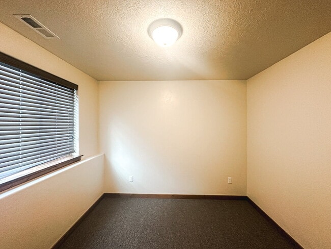 Building Photo - 3 Bedroom, 1 Bathroom Lower Level Duplex