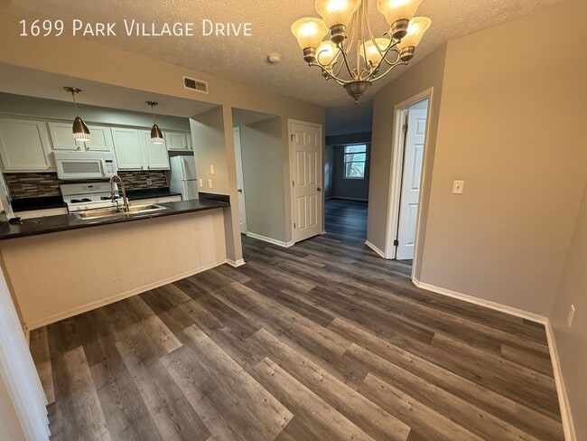 Building Photo - 1699 Park Village Dr
