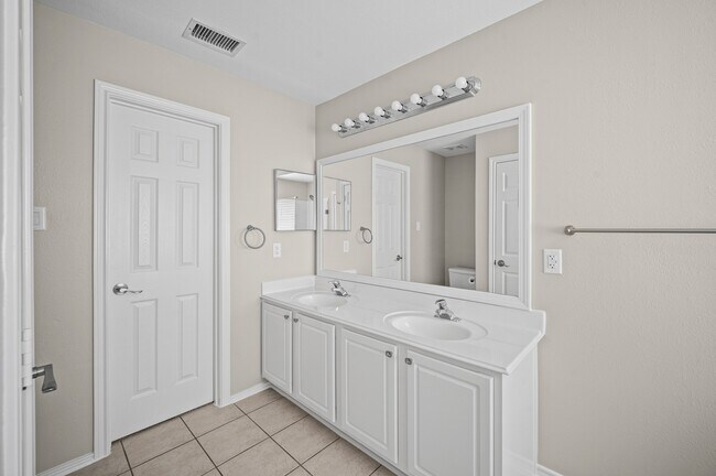 Building Photo - 11 Scenic Brook Ct