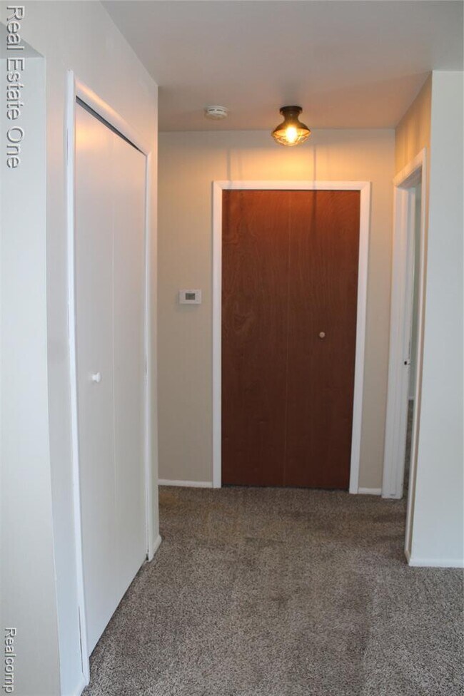 Building Photo - 37 /39 Maplecrest Dr