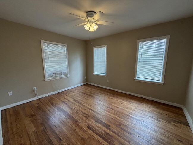 Building Photo - Wonderful updated home! 3/1!