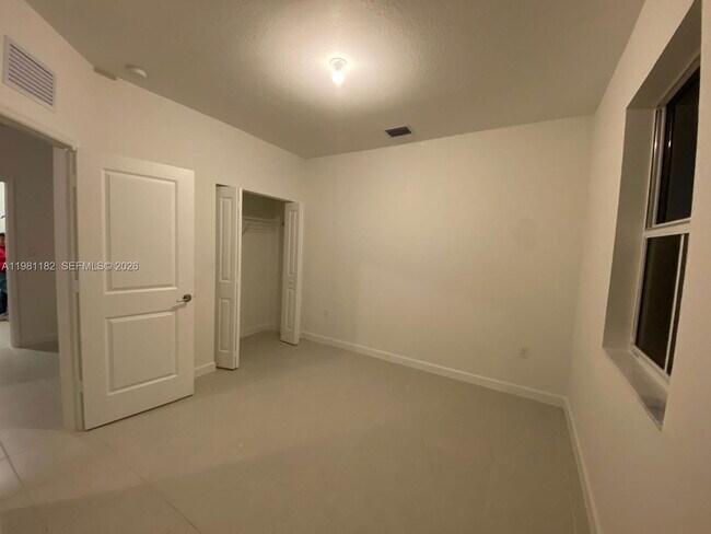 Building Photo - 2310 SE 28th Dr