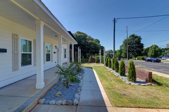 Building Photo - Pre-Leasing for the 26-27 School Year! - N...