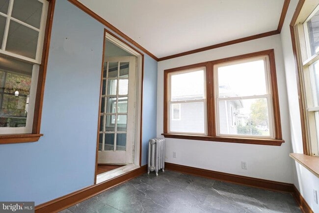 Building Photo - 502 11th Ave