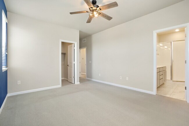 Building Photo - Spacious 3 Bed, 2.5 Bath Townhome in Prime...