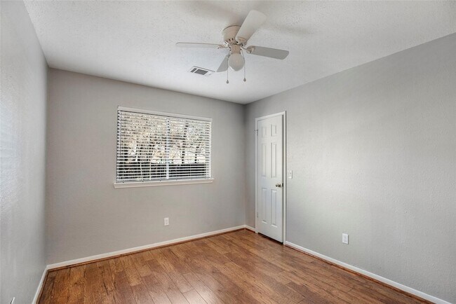 Building Photo - 98 S Village Knoll Cir