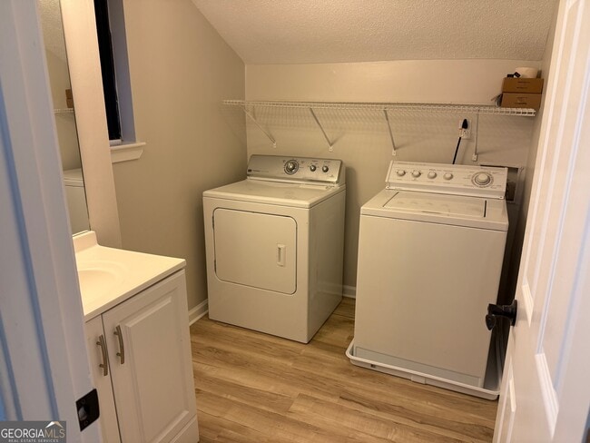 Building Photo - 20 Fairway Ln