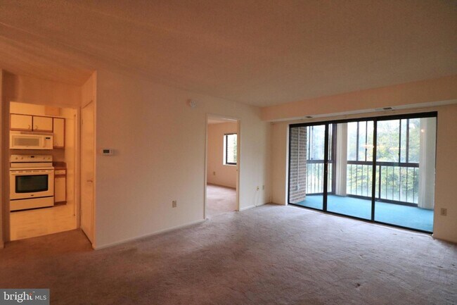 Building Photo - 15107 Interlachen Dr