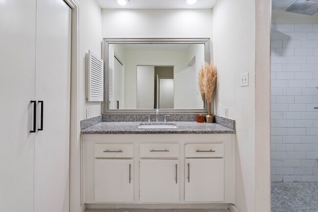 Building Photo - 1928 Augusta Dr