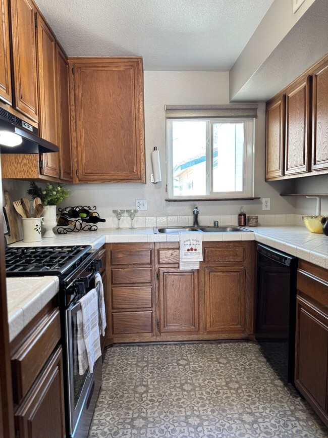 Building Photo - Charming 2 bed 1.5 bath condo, with attached 2 car garage!