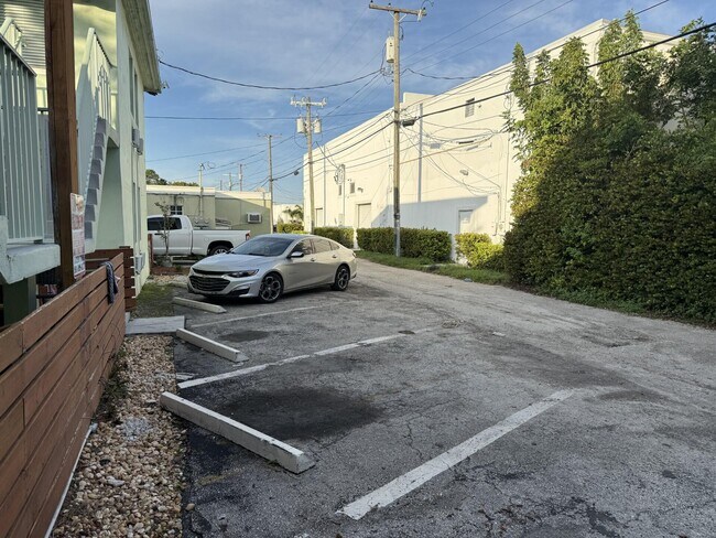 Building Photo - 1118 N H St