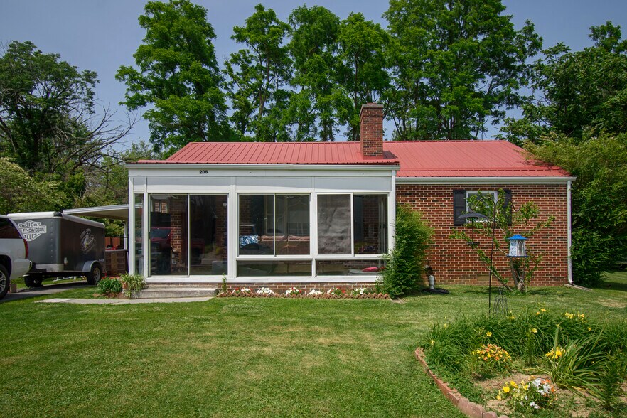 Primary Photo - 206 Broce Dr