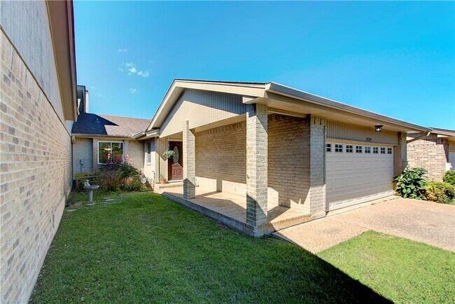 Building Photo - 11121 Pinehurst Dr