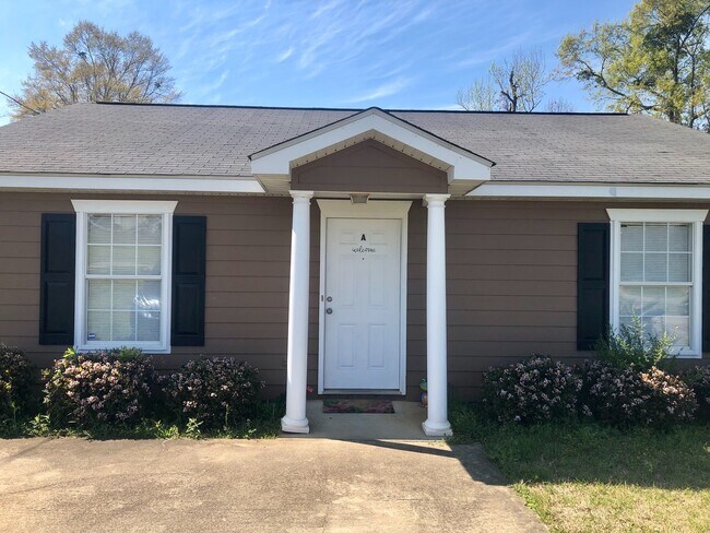 Building Photo - 104 B St