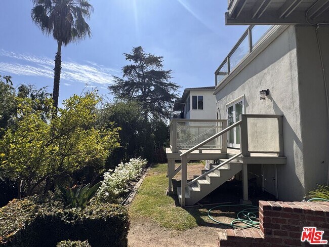 Building Photo - 2258 Moreno Dr