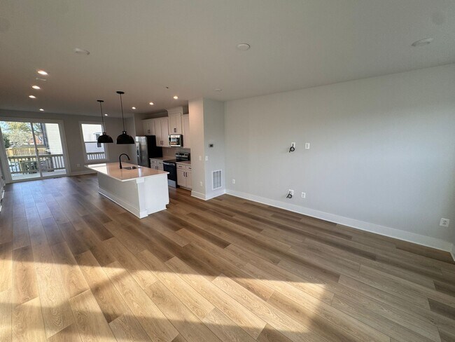 Building Photo - 10118 Virginia Blvd