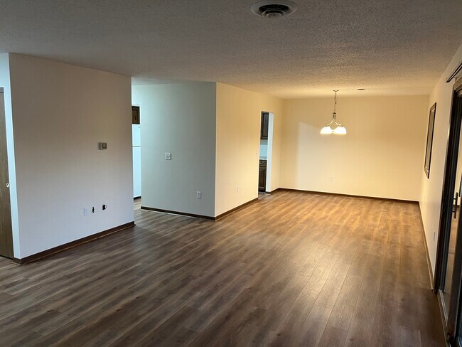 Building Photo - 5552 Cresthaven Ln