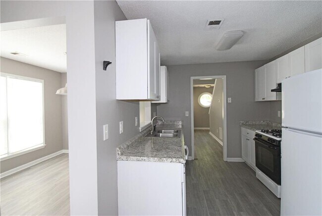 Building Photo - 957 Oak St SW