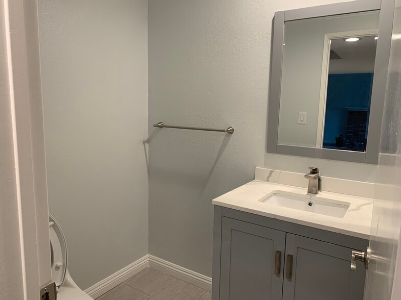 Half bath (3rd) - 15344 Leadwell St