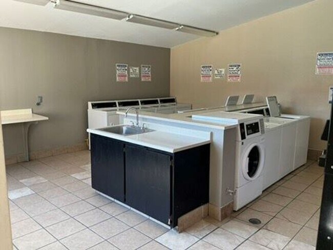 Building Photo - Brand new updated unit!! Apply today, Move...