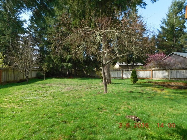 Building Photo - Beautifully Custom Updated 3BD/1.5BA Home ~ Gorgeous Kitchen & Master Bedroom!