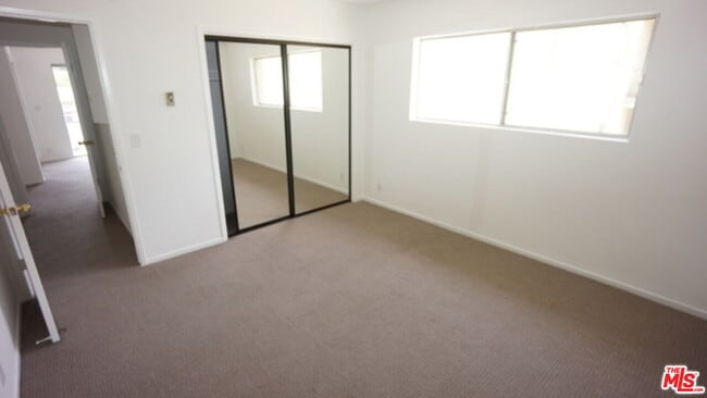 Building Photo - 1418 S Bentley Ave