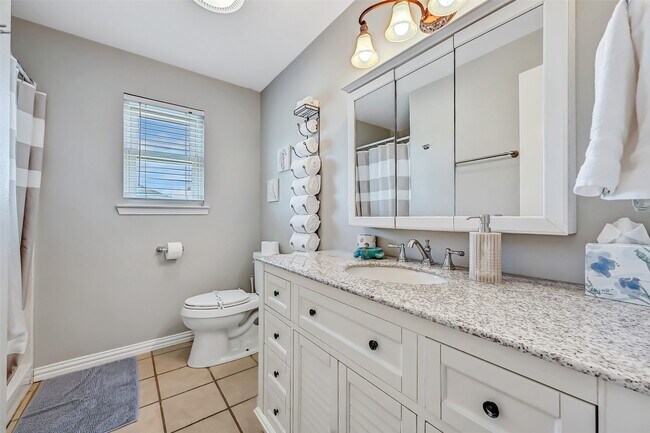 Building Photo - 21600 Zachary Dr